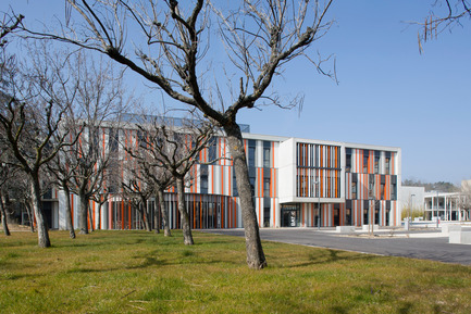 Dossier de presse | 921-02 - Communiqué de presse | Nouveau bâtiment au Lycée Albert Einstein à Bagnols sur Cèze - NBJ architectes - Architecture institutionnelle - Crédit photo : Paul KOZLOWSKI