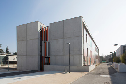 Dossier de presse | 921-02 - Communiqué de presse | Nouveau bâtiment au Lycée Albert Einstein à Bagnols sur Cèze - NBJ architectes - Architecture institutionnelle - Crédit photo : Paul KOZLOWSKI
