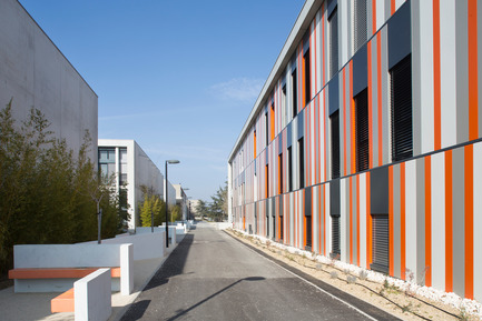 Dossier de presse | 921-02 - Communiqué de presse | Nouveau bâtiment au Lycée Albert Einstein à Bagnols sur Cèze - NBJ architectes - Architecture institutionnelle - Crédit photo : Paul KOZLOWSKI