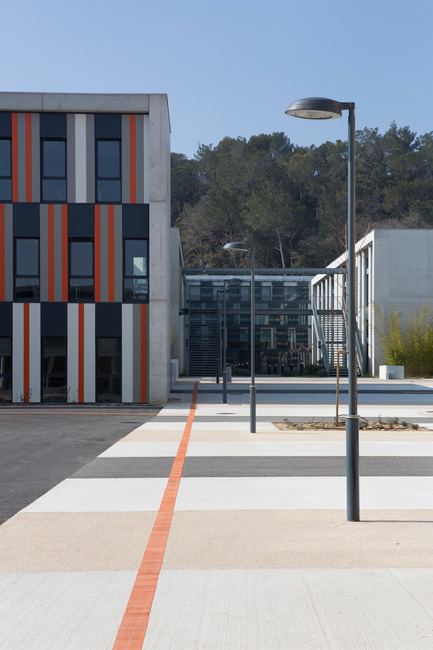 Dossier de presse | 921-02 - Communiqué de presse | Nouveau bâtiment au Lycée Albert Einstein à Bagnols sur Cèze - NBJ architectes - Architecture institutionnelle - Crédit photo : Paul KOZLOWSKI