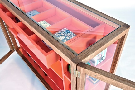 Dossier de presse | 771-05 - Communiqué de presse | Vitrina Collection Colour through the looking glass - H for Case Furniture - Produit - Crédit photo : Hierve