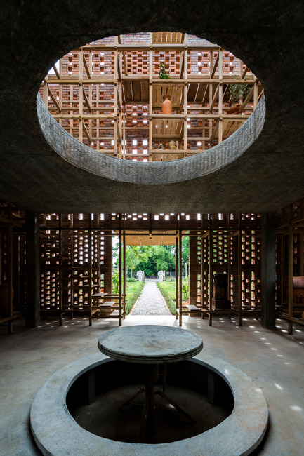 Dossier de presse | 2173-01 - Communiqué de presse | The Terra Cotta Studio for an Artist Next to Thu Bon River - Tropical Space - Architecture commerciale - Interior and void - Crédit photo : Hiroyuki Oki