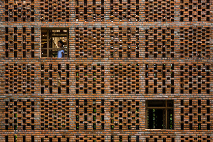 Dossier de presse | 2173-01 - Communiqué de presse | The Terra Cotta Studio for an Artist Next to Thu Bon River - Tropical Space - Architecture commerciale - Brick wall - Crédit photo : Hiroyuki Oki
