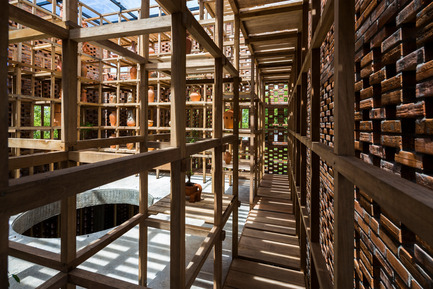 Dossier de presse | 2173-01 - Communiqué de presse | The Terra Cotta Studio for an Artist Next to Thu Bon River - Tropical Space - Architecture commerciale - Hallways - Crédit photo : Hiroyuki Oki