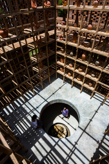 Dossier de presse | 2173-01 - Communiqué de presse | The Terra Cotta Studio for an Artist Next to Thu Bon River - Tropical Space - Architecture commerciale - Interior - Crédit photo : Hiroyuki Oki