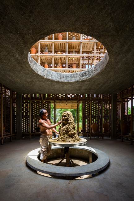 Dossier de presse | 2173-01 - Communiqué de presse | The Terra Cotta Studio for an Artist Next to Thu Bon River - Tropical Space - Architecture commerciale - The artist's turntable is located at&nbsp;the centre of the ground level, directly beneath the round void allows visitors to observe the artist at work from the floors above. - Crédit photo : Hiroyuki Oki