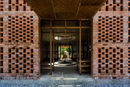 Dossier de presse | 2173-01 - Communiqué de presse | The Terra Cotta Studio for an Artist Next to Thu Bon River - Tropical Space - Architecture commerciale - Two openings are positioned on opposite sides, allowing views right through - Crédit photo : Hiroyuki Oki