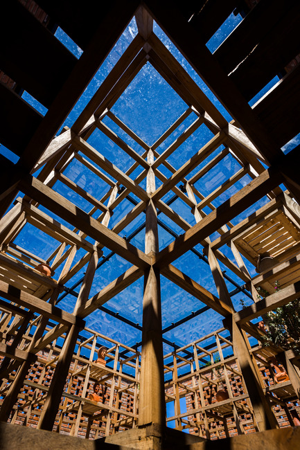 Dossier de presse | 2173-01 - Communiqué de presse | The Terra Cotta Studio for an Artist Next to Thu Bon River - Tropical Space - Architecture commerciale - The 60-centimetre-square modules integrate shelves - Crédit photo : Hiroyuki Oki