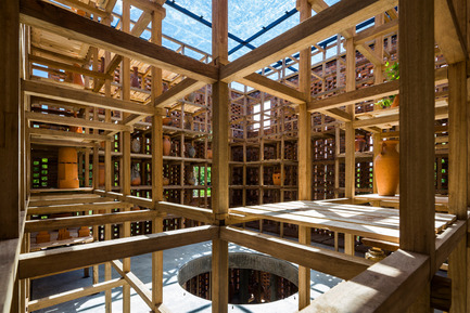Dossier de presse | 2173-01 - Communiqué de presse | The Terra Cotta Studio for an Artist Next to Thu Bon River - Tropical Space - Architecture commerciale - The 60-centimetre-square modules integrate shelves - Crédit photo : Hiroyuki Oki