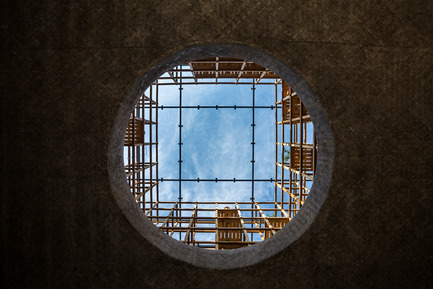 Dossier de presse | 2173-01 - Communiqué de presse | The Terra Cotta Studio for an Artist Next to Thu Bon River - Tropical Space - Architecture commerciale - View through the void - Crédit photo : Hiroyuki Oki