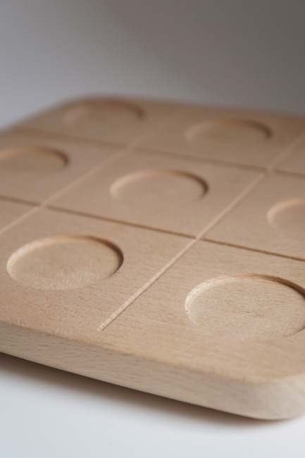 Dossier de presse | 2155-01 - Communiqué de presse | WOODY Tic Tac Toe - Drinking set - ROKdesign + AG Cerámica - Produit - Beech detail view - Crédit photo : Agus Garrigou