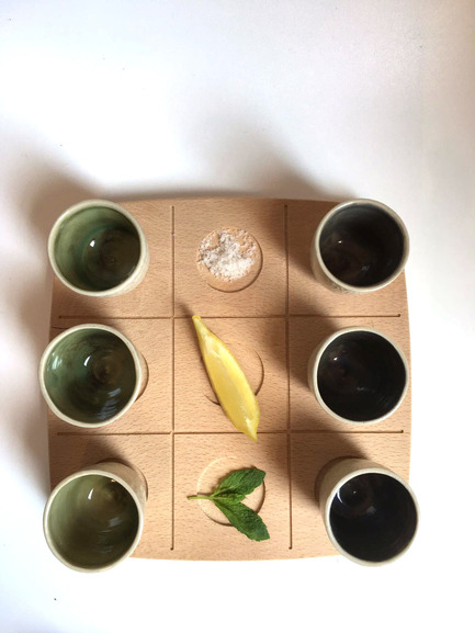 Dossier de presse | 2155-01 - Communiqué de presse | WOODY Tic Tac Toe - Drinking set - ROKdesign + AG Cerámica - Produit - Product in use top view - Crédit photo : Agus Garrigou &amp; Antón García