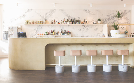 Dossier de presse | 1124-09 - Communiqué de presse | WIN Awards - Hospitality Shortlist Announced - World Interiors News - Design d’intérieur commercial - WIN Awards 2016 - Restaurants Category:&nbsp;Eat Burger by Amber Road (Australia)<br><br>The 120 sq. m site was challenging. The modest (AUD) $180k budget, had to integrate a full bar, retro fit an existing commercial kitchen into proposed plans and sit forty plus patrons for indoor dining. The palette was derived from the property’s local beachside context. A sandy coloured formed concrete bar offset a wall of hand poured oceanic inspired plaster tiles for the bar back by an artist we commissioned. Fresh crisp white mosaics and a combination of American oak and cork furniture created the base palette. Cane details found in chairs paired with rich textured stucco walls and custom wall lights in the same stucco finish, provided an immediate authenticity and a recognizable interior synonymous with Australian Culture. To anchor the bar, we custom designed bar stools comprising of a concrete base, powder coated stem and cork seat.<br><br>‘What we liked about Eat Burger was that it’s genuine, we saw a lot of ‘big money’ projects trying to imitate something authentic and genuine and simple, whereas we believe that this project achieved those things. It was achieved on a low budget, but they have still included some really nice detailing. It feels fun, it feels relaxed, and doesn’t feel like anyone tried too hard, yet the overall effect is great. We loved the detailing to the front of the bar, the concrete blocks on the stools, and the branding; it all just feels fresh and new, and we like that.’ DA<br> - Crédit photo : Amber Road
