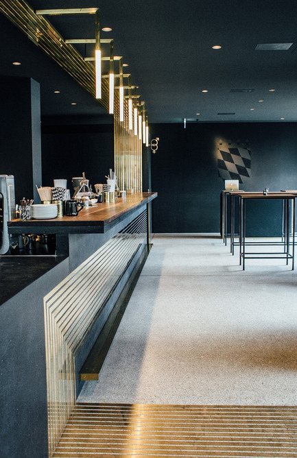 Dossier de presse | 1124-09 - Communiqué de presse | WIN Awards - Hospitality Shortlist Announced - World Interiors News - Design d’intérieur commercial - WIN Awards 2016 - Restaurants Category: Herzog by Build Inc. Architects (Germany)<br><br>One of the most prominent challenges was working with a revered heritage listed building and the challenges we faced wanting to respect and highlight it on one side, and on the other side trying to meet the high standard and quality of gastronomy spaces in our contemporary world today.&nbsp;<br><br>Materials such as Brass and textured concrete reinterpret the terrazzo floors and further strengthen the material imprint of the public buildings of that time.&nbsp;<br><br>‘The restaurant has beautiful detailing and a pleasing pairing of materials. We loved the thread that goes through the restaurant with the copper line. The furniture is beautiful Bauhaus inspired, but ‘blinged-up’ with some amazingly expensive materials, the colour palette is very pared back creating a calming and inspirational environment.’ FT<br> - Crédit photo : Build Inc. Architects