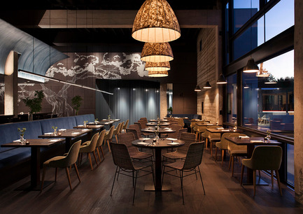 Dossier de presse | 1124-09 - Communiqué de presse | WIN Awards - Hospitality Shortlist Announced - World Interiors News - Design d’intérieur commercial - WIN Awards 2016 - Restaurants Category:&nbsp;Juniper by Cravotta Interiors (USA)<br><br>Executive Chef Nicholas Yanes wanted a space that would showcase the refined flavors of Northern Italy and expose Texans to a more European way of dining; to slow down and stay awhile.&nbsp;<br><br>Collaborating with Sanders Architecture, CI delivered a layered exploration of space and materiality, producing something that is exquisite as it is friendly. Blending lush velvets, concrete, wire-brushed Belgian oak, walnut paneling and handcrafted fixtures, the space is at once sexy, warm and industrial; a beautiful back drop to the meticulous menu and concierge service.<br><br>‘We like the understated composition of this. However, when you take a closer look, you notice the raw concrete and stained oak. There are some nice graphic details interwoven into this project – overall a very calm and interesting space that isn’t boring at all.’ JD<br> - Crédit photo : Cravotta Interiors