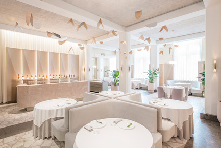 Dossier de presse | 1124-09 - Communiqué de presse | WIN Awards - Hospitality Shortlist Announced - World Interiors News - Design d’intérieur commercial - WIN Awards 2016 - Restaurants Category:&nbsp;Odette by Universal Design Studios (Singapore)<br><br>Universal Design Studio has recently completed the design of Odette, a 290sqm restaurant that opened in November 2015. It is located in the newly refurbished Singapore National Art Gallery – home to the Nation’s art collection. Odette, named as a tribute to chef Julien Royer’s grandmother, was designed as an art piece in itself, an extension of the collection housed in the historic building.<br><br>‘We all loved the colour palette and use of materials - very current. A refreshing space with amazing attention to detail, all very considered. Lots of space around the tables, it feels like somewhere you really want to go…I really want to go! Love the semi-colonial referencing on the outside, reminding you of where you are.’ DA<br> - Crédit photo : Universal Design Studios