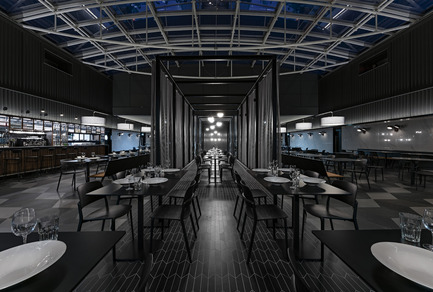 Dossier de presse | 1124-09 - Communiqué de presse | WIN Awards - Hospitality Shortlist Announced - World Interiors News - Design d’intérieur commercial -  WIN Awards 2016 - Restaurants Category: The Bridge Diner by SHH Architects and Interior Designers (United Kingdom)<br><br>To deliver a more innovative offer, ExCeL London’s catering partner Levy Restaurants UK worked with SHH Architects &amp; Interior Designers to design food outlets grouped under a number of new bespoke brands. The main concept behind the design was to provide a retail catering strategy that offered a greater variety of choice, with interesting, modern spaces and a flexible food offer for different events. Positioned above the main boulevard, The Bridge Restaurant represents three offers, with a subtle “American-style” look and food choice with different price points and service styles offering a bar, take-away options and a premium table service restaurant.<br><br>‘We were aware of the challenging context of this restaurant in a necessarily generic and neutral background – an industrial shed that exists in a difficult part of town. That said, we felt that this project achieved a very high-level, upscale experience – somewhere you’d escape to, a refuge within the exhibition centre. A well-handled and sophisticated outcome for a challenging venue.’ JD<br>  - Crédit photo : SHH Architects and Interior Designers