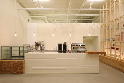 Dossier de presse | 1124-09 - Communiqué de presse | WIN Awards - Hospitality Shortlist Announced - World Interiors News - Design d’intérieur commercial - WIN Awards 2016 - Cafés Category:&nbsp;Kahve Café by Eitaro Hirota Design (Canada)&nbsp;<br><br>The design works with the rhythm and texture of the raw space, with a subtle palette of colour and surface finish. Natural wood elements create a feeling of warmth, both visually and to the touch. The proportioning and detailing of the wood, how the they rest, stack and are placed in relationship with other elements in the space, are structured in a way to invoke a varying sense of gravity and balance, depending on the physical interaction and the direction they are viewed from.<br><br>‘This project has got to do two jobs; it’s a retail store as well as a coffee shop. It has a very clean, Scandinavian feel, yet still manages to feel welcoming. The wood is cleverly detailed and opens up to create storage for the merchandise. Nice impact from outside and the counter and branding is a success.’ FT&nbsp;<br><br>‘Nice detailing. Love the bar.’ DA<br> - Crédit photo : Eitaro Hirota Design
