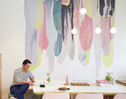 Dossier de presse | 1124-09 - Communiqué de presse | WIN Awards - Hospitality Shortlist Announced - World Interiors News - Design d’intérieur commercial -  WIN Awards 2016 -&nbsp;Cafés Category: Mister Hoffman by Joanne Motee (Australia)&nbsp;<br><br>Mister Hoffman is interior design that is true to the practice’s philosophy of Inspired Living. Through thoughtful curation of space, pieces and colour, executed in a cohesive manner, a small space has been transformed to maximise its commercial capacity without compromising its creative credentials. Mister Hoffman demonstrates that traditional fabrics, colours and textures can be reinvented in a meaningfully modern way. Real attention to detail flows throughout the space. From specially sourced tableware and cake cloches to custom commissioned teacups matching the equally bespoke wallpaper. The modest 66 sq. mt cafe was completed October 2015.<br><br>‘We all appreciated how the minimalism has been make to work in a welcoming way. It’s refreshing but not cold. The compositions are thorough and composed. There are some quirky items in there as well - altogether a very optimistic project.’ JD&nbsp;<br><br>‘Bold colours used in subtle ways, this project really stood out.’ FT<br>‘Love it!’ DA<br>  - Crédit photo : Joanne Motee