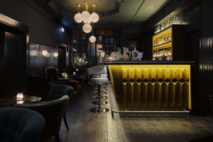 Dossier de presse | 1124-09 - Communiqué de presse | WIN Awards - Hospitality Shortlist Announced - World Interiors News - Design d’intérieur commercial - WIN Awards 2016 - Bars Category:&nbsp;Pulitzer’s Bar by Jacu Strauss (Netherlands)<br><br>The design brief was to make the space more usable whilst still maintaining the atmosphere; a sensitive renovation without changing the service it was known for with the neighbours, and to create a new interior that was much more suitable for the history of the 16th century building. With sensitive restoration it has become a classic hotel bar with a modern twist with service levels expected from a 5 star hotel.&nbsp;<br><br>‘All of us absolutely loved this in terms of its form and material palette selection – exquisitely designed and executed.’ JT  &nbsp; <br><br> ‘The Pulitzer’s Bar is, to my mind, how a bar should look. It looks like it has been there for ages, although it appears fresh and modern. It has definitely more than a hint of traditional Amsterdam, including art movies, but Jacu Strauss successfully created an eclectic atmosphere, playing with a dark-light mood, which is elegant and relaxed at the same time…and very harmonious.’ PJ<br> - Crédit photo : Jacu Strauss