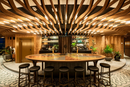 Dossier de presse | 1124-09 - Communiqué de presse | WIN Awards - Hospitality Shortlist Announced - World Interiors News - Design d’intérieur commercial - WIN Awards 2016 - Bars Category:&nbsp;A’DAM&amp;Co by TANK (Netherlands)&nbsp;<br><br>ADAM&amp;Co aspires to become THE members club for creative or open-minded people. The brief was to create a concept that is built around all members being part of a whole. Create a place where one can discover,&nbsp;create, make mistakes, be inspired, and make friends... Or simply grow. It should feel really unique, prestigious and special.&nbsp;<br><br>TANK has created a grand gesture that embraces all members as a whole; all their ideas, inspiration, creatures, thoughts, initiatives &amp; moods.&nbsp;There’s a place for every member on every moment of the day Shaped like an overwhelming, abstracted Tree of Life that gives you shelter and refers to intimacy, grounding and play.<br><br>‘The ceiling is very intelligent in terms of unifying all of the circular space and we enjoyed the sophisticated mix of textures and materials.’ MA<br> - Crédit photo : TANK