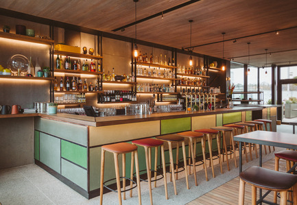 Dossier de presse | 1124-09 - Communiqué de presse | WIN Awards - Hospitality Shortlist Announced - World Interiors News - Design d’intérieur commercial - WIN Awards 2016 - Bars Category:&nbsp;The Lighterman by Open House London (United Kingdom)<br><br>The Lighterman is a 10,200 sq. ft brand new pub, dining room and bar located on Granary Square, King’s Cross. The venue opened in March 2016 and offers three floors of all-day dining and drinking, with outside seating on Regent’s Canal towpath, Granary Square and a wraparound terrace at first floor level, commanding superb views over King’s Cross.The owners wanted to create a series of distinctive warm and inviting spaces for the local and diverse demographic, ranging from the casual creative art student to the more formal corporate and professional customer.<br><br>‘An elegant and yet relaxed space.’ LG&nbsp;<br><br>‘The designers have overcome the challenge of creating warmth in an open plan space with the use of lighting and materials.’ MA<br> - Crédit photo : Open House London