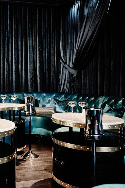 Dossier de presse | 1124-09 - Communiqué de presse | WIN Awards - Hospitality Shortlist Announced - World Interiors News - Design d’intérieur commercial - WIN Awards 2016 - Bars Category:&nbsp;Prohibition by Studio Munge (Canada)&nbsp;<br><br>Located within the legendary Rosewood Hotel Georgia in downtown Vancouver, Prohibition has been one of the city’s most anticipated venues in recent months. The 3200 sq. ft venue opened its doors in February 2015, and is a play on the prohibition-era speakeasies that came into prominence during the Roaring Twenties. Designed by Studio Munge, Prohibition reflects the subtlety of a traditional speakeasy while incorporating rich jewel tones and sleek finishes to create an intimate and sophisticated ambiance.<br><br>‘The design by Studio Munge is a very clever solution for a challenging space. We liked the luxurious colour palette, which works particularly well in a basement setting.’ MA<br> - Crédit photo : Studio Munge