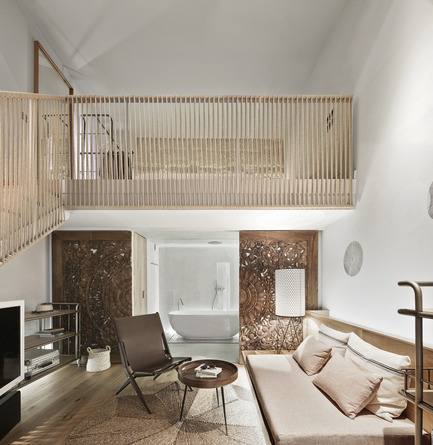 Dossier de presse | 1124-09 - Communiqué de presse | WIN Awards - Hospitality Shortlist Announced - World Interiors News - Design d’intérieur commercial - WIN Awards 2016 - Hotels Category:&nbsp;Puro Hotel by OHLAB (Spain)<br><br>Puro is an iconic 22 room boutique hotel located in the heart of La Lonja, in the historical center of Palma.&nbsp;<br><br>Adapting itself to the different existing buildings, the hotel has an irregular configuration. The refurbishment project by OHLAB takes advantage of that complexity as a potential tool to generate unexpected and unique spaces where each room is different from each other. The project solves every room with individualized and unique layouts and solutions. The selection of natural and local materials emphasizing the Mediterranean essence has been very important.<br><br>‘Small in scale, this is a contemporary design hotel within an 18th century palace in the old town of Palma de Mallorca. The team at OHLAB have managed to magnificently plan a rather difficult series of existing spaces with refreshing variety whilst pursuing design distinction in all aspects of the bespoke interior details. The resulting palette of natural material choices, soft neutral colours and innovative details is simplistic and effective in equal measure… a most deserved inclusion on the hotels shortlist.’ JT<br><br>‘Pure, Poetic, Powerful….a great conversation reduced to the max, but not just cool architecture – simple interior details and great craftsmanship create a luxury hotel like a monastery!’ PJ<br> - Crédit photo : OHLAB