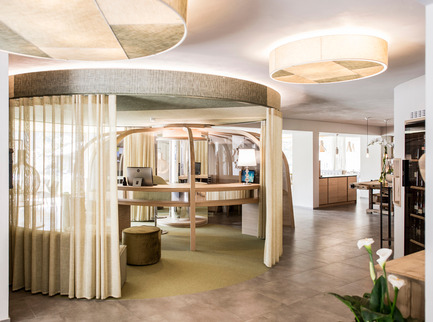 Dossier de presse | 1124-09 - Communiqué de presse | WIN Awards - Hospitality Shortlist Announced - World Interiors News - Design d’intérieur commercial -  WIN Awards 2016 - Hotels Category:&nbsp;The Apple Hotel by *noa – network of architecture (Italy)<br><br>It is all about the apple in the ‘Apfelhotel Torgglerhof’ in Saltaus in the Passiria Valley in Northern Italy. The agricultural farm and the hotel extend on 3 buildings and form the farm ensemble – surrounded by numerous apple trees and nature. For noa* network of architecture the starting point and key element of the design was the circle of the apple throughout the year: bloom, harvest, refinement and repose period.<br><br>‘The Apple Hotel dared to be different – and it’s charming. The muted palette of textures and tones relates strongly to the sustainable and organic undertones. We loved the contemporary takes on traditional elements throughout the design and we came away feeling refreshed to see a departure from the rustic, industrial and mid-century vibes which have dominated the market for the last few years.’ CN<br> - Crédit photo : &nbsp;*noa – network of architecture