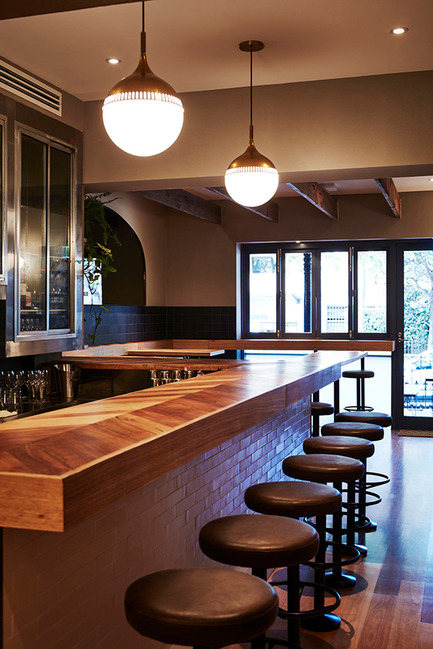 Dossier de presse | 1124-09 - Communiqué de presse | WIN Awards - Hospitality Shortlist Announced - World Interiors News - Design d’intérieur commercial - WIN Awards 2016 - Bars Category:&nbsp;Dead Ringer by TomMarkHenry (Australia)&nbsp;<br><br>The strongest message that came through in the client brief was there was to be strictly no theme, and they did not want to be a carbon copy of something that has been done before. This was ironic given the name they had settled on for the venue; ‘Dead Ringer’ being a person or thing that looks very like another.&nbsp;<br><br>As designers this was challenging, as there was little direction and no other venue they aspired towards in terms of aesthetics. What we took from this was their tongue in cheek attitude, and added elements of surprise to the interiors to play up to this.<br><br>‘This project is very ‘on trend’ and a clever solution for the space they had to work with. Given what we know of their budget limitations, they did very well. An interesting approach to selecting their light fittings, it’s a simple, elegant space. Tonally the palette works really well, and architecturally there are some really nice moments, overall a lovely project.’ CN<br><br>‘A very simple, sophisticated room.’ MA<br><br>‘Simple and beautiful.’ LG - Crédit photo : TomMarkHenry