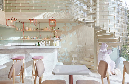 Dossier de presse | 1124-09 - Communiqué de presse | WIN Awards - Hospitality Shortlist Announced - World Interiors News - Design d’intérieur commercial - WIN Awards 2016 - Cafés Category:&nbsp;SHUGAA by party/space/design Co., Ltd (Thailand)&nbsp;<br><br>The interior concept for Shugaa is based on study of sugar in its basic molecular and crystal form. From the outside looking through the wall of glass, there is polygonal installation hanging around the front, inspired by sugar crystals. Wood material has also been used in the design together with a colour palette of mint green to make it feel warm and earthy. The designer team has added a dash of modern and luxury by using rose gold elements and a marble counter bar.<br><br>‘From the design concept through to execution they have the designers have looked at all the aspects; the logo, the furniture the lighting, and you can see how they have carefully chosen the submitted compositions to really highlight all these details. A really lovely, bright, open, colourful space.’ GS<br><br>‘Very playful.’ DA - Crédit photo : party/space/design Co., Ltd