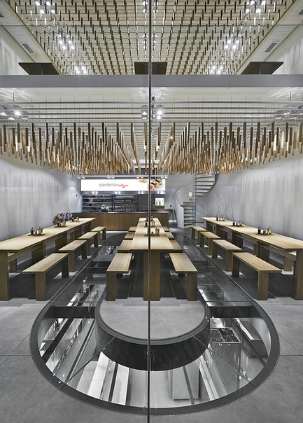 Dossier de presse | 1124-09 - Communiqué de presse | WIN Awards - Hospitality Shortlist Announced - World Interiors News - Design d’intérieur commercial - WIN Awards 2016 - Restaurants Category:&nbsp;Dardenia Kemerburgaz by&nbsp;Alataş Architecture &amp; Consultancy (Turkey)<br><br>The design of both space and the brand was based on keeping it simple to form a neutral background for the colorful, spicy and delicious food produced by Dardenia. &nbsp;<br><br>Working with the simplicity, the aim was to create a multi-layered, transitional in visibility, transparent space; strengthening the relationship between all zones. This was also to emphasize the well-known brand value of Dardanel by exhibiting the professionalism and the meticulousness of the kitchen as a neat-working machine in a glass box.<br><br>‘We liked this from an architectural point of view. Bold structural interventions like exhibiting the kitchen in a glass box. There’s a ‘laboratory’ like feel to it, which is both interesting and original. The limited colour palette allows the colourful food to shine. Overall, a stunning project.’ GS - Crédit photo : Alataş Architecture &amp; Consultancy