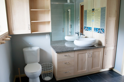 Dossier de presse | 837-17 - Communiqué de presse | ERE 132 : Vitrine d’excellence en écoconstruction aux Jardins de Métis - Jardins de Métis - Architecture résidentielle -  Salle de bain de l'étage  - Crédit photo : Marjelaine Sylvestre
