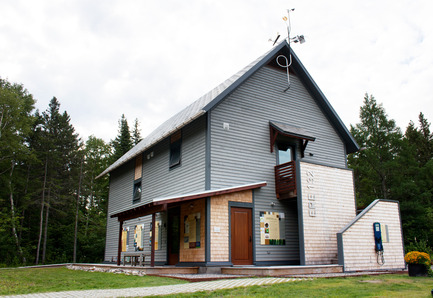 Dossier de presse | 837-17 - Communiqué de presse | ERE 132 : Vitrine d’excellence en écoconstruction aux Jardins de Métis - Jardins de Métis - Architecture résidentielle -  Angle nord-est  - Crédit photo : Marjelaine Sylvestre