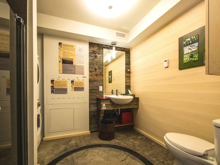 Dossier de presse | 837-17 - Communiqué de presse | ERE 132 : Vitrine d’excellence en écoconstruction aux Jardins de Métis - Jardins de Métis - Architecture résidentielle -  Salle de bain du rez-de-chaussée  - Crédit photo : Louise Tanguay