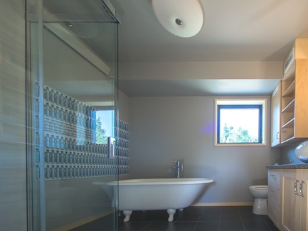 Dossier de presse | 837-17 - Communiqué de presse | ERE 132 : Vitrine d’excellence en écoconstruction aux Jardins de Métis - Jardins de Métis - Architecture résidentielle -  Salle de bain de l'étage.&nbsp;Bain sur pattes d'Elsie Reford  - Crédit photo : Louise Tanguay