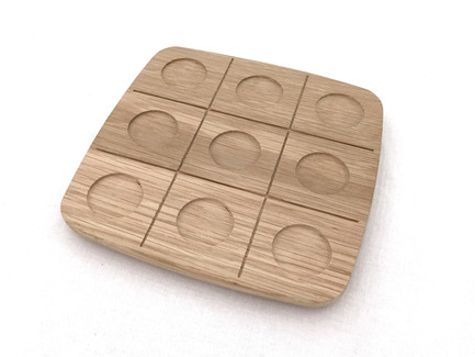 Dossier de presse | 2155-01 - Communiqué de presse | WOODY Tic Tac Toe - Drinking set - ROKdesign + AG Cerámica - Produit - Beech tray Tic-Tac-Toe shapes - Crédit photo : Antón García