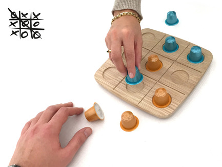 Dossier de presse | 2155-01 - Communiqué de presse | WOODY Tic Tac Toe - Drinking set - ROKdesign + AG Cerámica - Produit - Tic-Tac-Toe game - Crédit photo : Antón García
