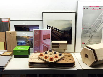 Dossier de presse | 2155-01 - Communiqué de presse | WOODY Tic Tac Toe - Drinking set - ROKdesign + AG Cerámica - Produit - ROKdesign Studio Barcelona product &amp; awards - Crédit photo : Antón García