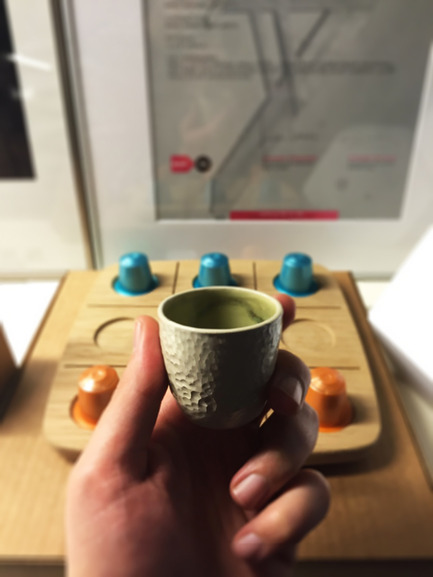 Dossier de presse | 2155-01 - Communiqué de presse | WOODY Tic Tac Toe - Drinking set - ROKdesign + AG Cerámica - Produit - ROKdesign Studio Barcelona product in hand - Crédit photo : Antón García