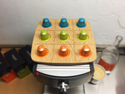 Dossier de presse | 2155-01 - Communiqué de presse | WOODY Tic Tac Toe - Drinking set - ROKdesign + AG Cerámica - Produit - Product in use with coffee capsules - Crédit photo : Antón García