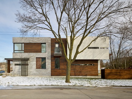 Dossier de presse | 2182-01 - Communiqué de presse | Garden Void House - Alva Roy Architects - Architecture résidentielle -  Garden Void House- Exterior View from West side.&nbsp;Elevation shows how it sits on its own site, with straightforward lines, and a play of expansive and narrow window designed to capture the "right" amount of natural light while maintain the sense of privacy.&nbsp; - Crédit photo : Tom Arban