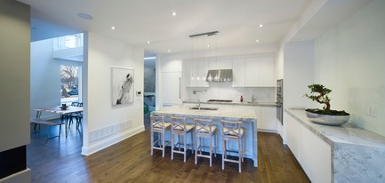 Dossier de presse | 2182-01 - Communiqué de presse | Garden Void House - Alva Roy Architects - Architecture résidentielle - Garden Void House- Interior View from main floor, Kitchen and Family room - Crédit photo : Tom Arban