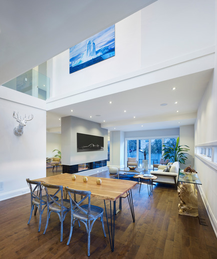 Dossier de presse | 2182-01 - Communiqué de presse | Garden Void House - Alva Roy Architects - Architecture résidentielle - Garden Void House- Interior View from main floor to second floor, Living and Dining room - Crédit photo : Tom Arban