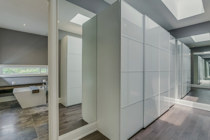 Dossier de presse | 2182-01 - Communiqué de presse | Garden Void House - Alva Roy Architects - Architecture résidentielle -  Garden Void House- Interior View from second floor master closet and bathroom  - Crédit photo : Navid Aali