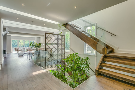 Dossier de presse | 2182-01 - Communiqué de presse | Garden Void House - Alva Roy Architects - Architecture résidentielle - Garden Void House- Interior View from main Floor.&nbsp;This home tailors a complex relationship of mass-to-void by interconnecting the Garden from the basement to the second floor through a Void.” The Void shares an internal journey through the building”. &nbsp; - Crédit photo : Navid Aali
