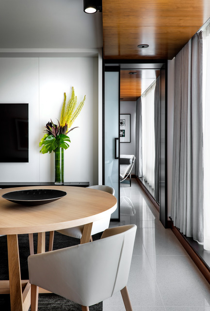 Dossier de presse | 2065-01 - Communiqué de presse | ‘The Owner’s Suite Collection’ is Unveiled   at Fairmont Pacific Rim in Vancouver, Canada - Fairmont Pacific Rim - Design d’intérieur commercial - Owner's Suite Living Room - Crédit photo : Fairmont Pacific Rim