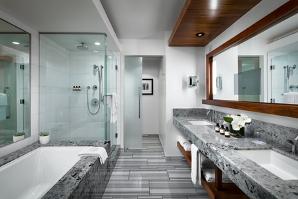 Dossier de presse | 2065-01 - Communiqué de presse | ‘The Owner’s Suite Collection’ is Unveiled   at Fairmont Pacific Rim in Vancouver, Canada - Fairmont Pacific Rim - Design d’intérieur commercial - Master Bathroom - Crédit photo : Fairmont Pacific Rim