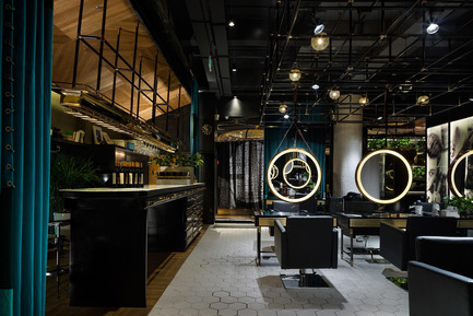Dossier de presse | 1124-10 - Communiqué de presse | WIN Awards - Public Spaces + Residential Categories Shortlists Announced - World Interiors News - Concours - WIN Awards 2016 - Leisure or Entertainment Venues Category:&nbsp;Wuxi Barberia Shop by S5 Design&amp;Consulting Co., Ltd (Wuxi, China)<br><br>Taking into account the character of the client, an independent brand, and the specific location of the project, the designers delicately provoke a conversation between the histories of this space, both a commercial space and a salon, by drawing attention to these distinctive stories within the now trendy loft/punk space. The scenarios have been meticulously unfolded providing an overwhelming visual experience to the eyes of every customer, giving them a half real and half imaginary feeling through their enjoyment of the space.&nbsp;<br><br>This barber shop is successful because it is a holistic, immersive experience that would transport you to a different place.’ TW&nbsp;<br><br>‘Very slick and moody - great combination of hexagonal and abstract shapes, mosaics, stainless steel plates and large circular mirrors to break monotony.’ SJ<br> - Crédit photo : S5 Design&amp;Consulting Co., Ltd