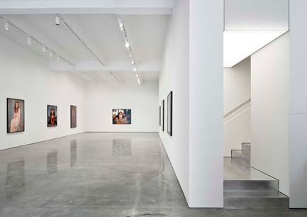 Dossier de presse | 1124-10 - Communiqué de presse | WIN Awards - Public Spaces + Residential Categories Shortlists Announced - World Interiors News - Concours - WIN Awards 2016 - Museum or Exhibition Spaces Category:&nbsp;Metro Pictures Gallery by 1100 Architect (New York, United States)<br><br>1100 Architect’s renovation of Metro Pictures completely transformed the gallery’s exhibition spaces and visitor experience. By reformulating an earlier layout—and without adding to the building’s overall footprint—the design increased the total exhibition space by 16 percent. Whereas it was once arrayed as three sequential galleries, each similarly sized, 1100 Architect consolidated those earlier spaces into two larger galleries linked by a smaller transitional space, creating more expansive rooms and giving the gallerists more curatorial flexibility.&nbsp;<br><br>‘I love that way that the floor becomes a major feature by reflecting the visual art. The immaculate detailing was universally admired by the jury – a stunning project beautifully executed’. LG<br> - Crédit photo : 1100 Architect
